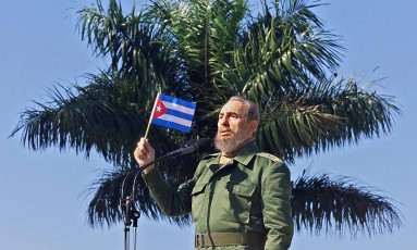 62934531_FILES-This-file-photo-taken-on-January-26-2001-shows-Cuban-President-Fidel-Castro-wavin